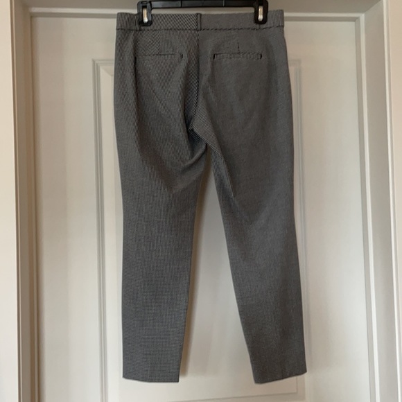 Like New! Banana Republic SLOAN FIT SIZE 2. BLACK. TEXTURED PANT. - Picture 4 of 4